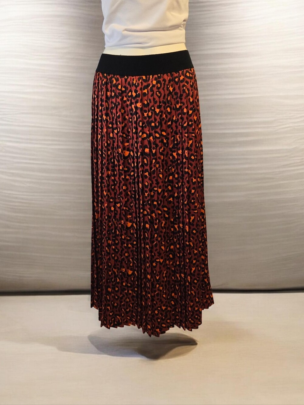 Hugo Boss Pleated Leopard Print Midi Skirt NWT Size 14